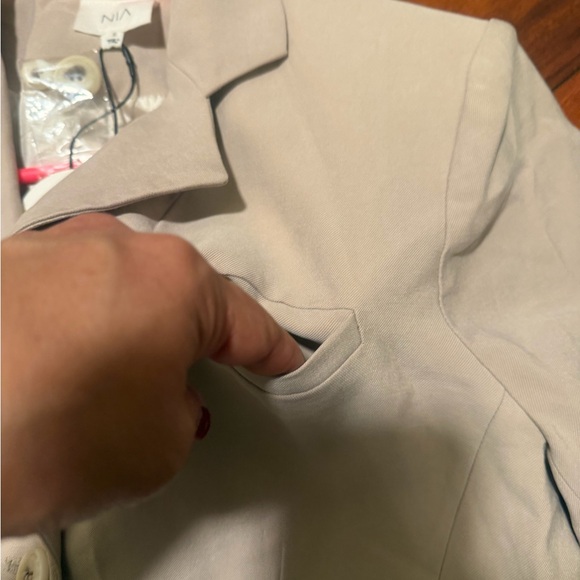 Cropped Beige Tailored Blazer with Single-Button Closure - Picture 3 of 10